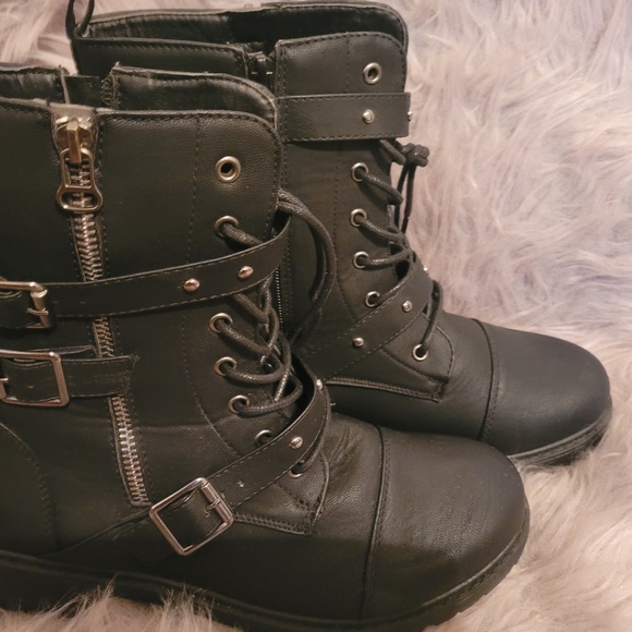 Black boots - Picture 2 of 5